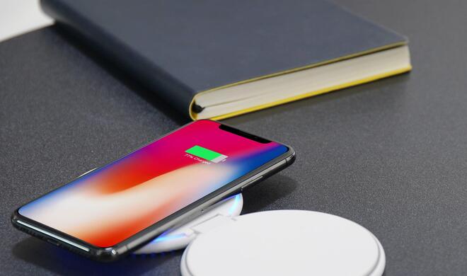 Das Geminipad lädt Privat- und Bürohandy gleichzeitig.