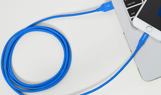 Blaues USB-auf-Lightning-Kabel von AmazonBasics