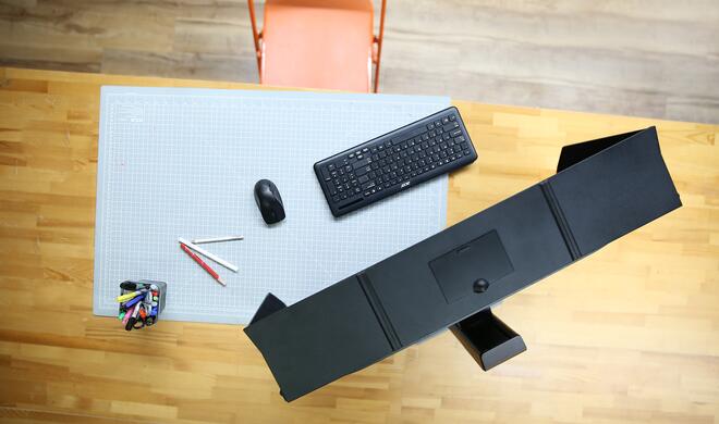 Die Sichtblenden oben und an den Seiten des Monitors verhindern den Lichteinfall von Wand- und Deckenlampen und sorgen für ein reflexionsfreies Arbeiten. Möchten Sie mehrere Monitore nebeneinander verwenden, lassen sich die Blenden ganz leicht...