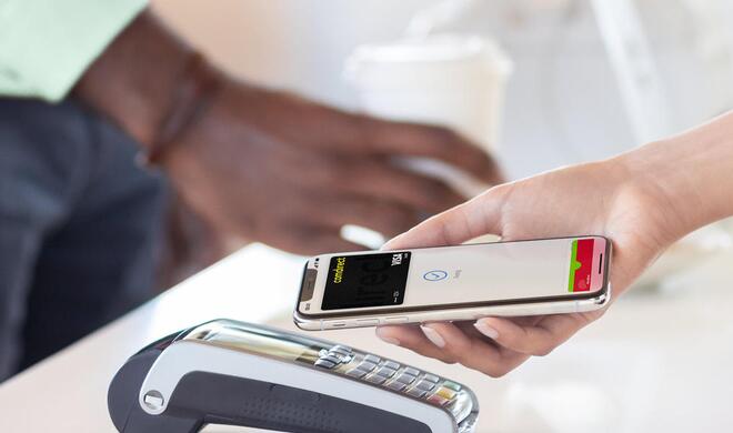 Das kontaktlose Bezahlen per Apple Pay funktioniert ebenso einfach wie mit einer Karte.