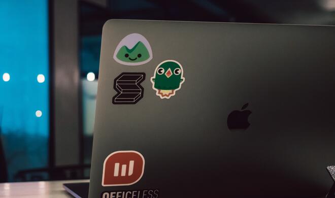 MacBook Pro mit Aufklebern