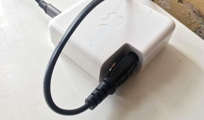 MacBook-Netzteil mit angestecktem 2-Pol-Euro-Netzkabel
