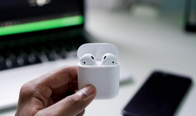 AirPods im Ladecase (Symbolbild)