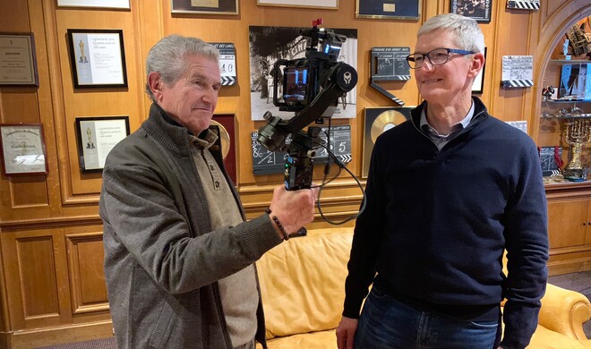 Filmlegende Claude Lelouch und Apple-CEO Tim Cook begutachten Lelouchs Ausrüstung