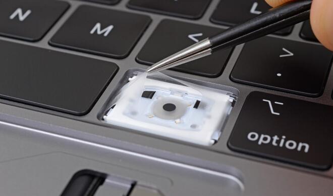 Schützendes Silikon sollte die flachen Tasten-Mechanik der 2018er-MacBook Pro  schützen.
