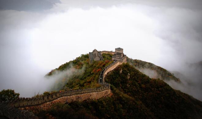 Es scheint als würde US-Präsident Trump um China eine Mauer bauen wollen 