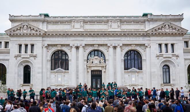 Besucher bei der Neueröffnung von Apple Carnegie Library