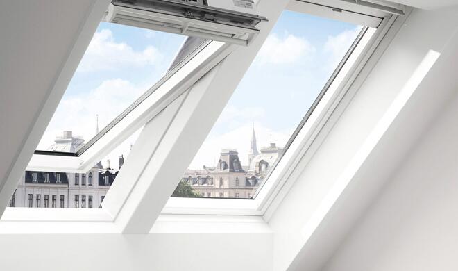 Die ersten smarten Dachfenster gibt es bereits. Wer nicht gleich seine Fenster tauschen möchte, kann erst einmal mit smarten Rollos anfangen.