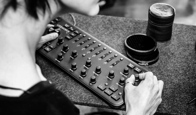 40 Knöpfe, 14 Drehregler, 8 Jogdials – die meisten Schalter und Buttons des Loupedeck+ lassen sich programmieren. Der Praxis-Test verrät, wie gut das klappt.