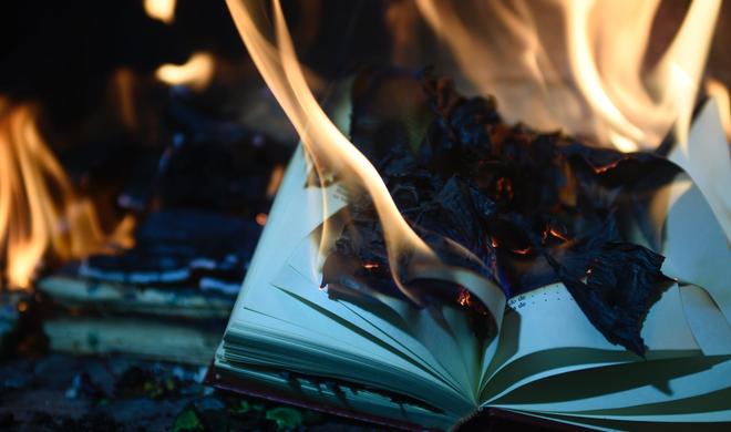 Ganz so schlimm wie eine Bücherverbrennung ist die Abschaltung der DRM-Server nicht.