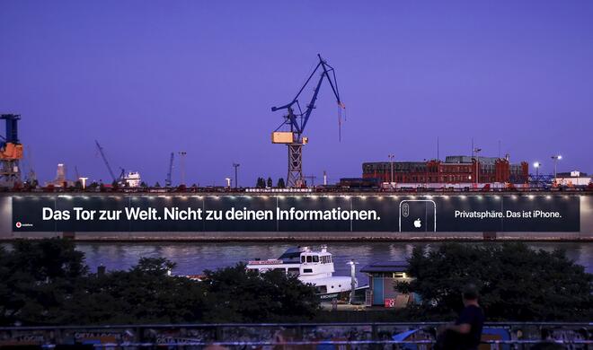 Im Hamburger Hafen ist das wohl eindrucksvollste Plakat zu sehen