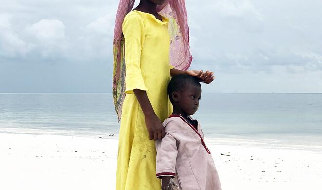 Diese Aufnahme gewann den Hauptpreis
„Big Sister“
Ort: Sansibar, Tansania
Aufgenommen mit iPhone X