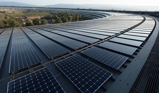 Das neue Apple-Hauptquartier in Cupertino wird zu 100 Prozent mit erneuerbarer Energie versorgt, zum Teil aus einer 17-Megawatt-Solaranlage auf dem Dach.