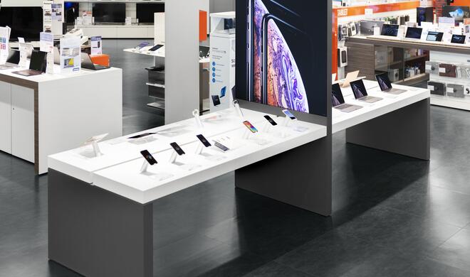 Apple-Produkte wie etwa das iPhone werden in den 14 Cyberport-Filialen nicht nur ansprechend präsentiert, sondern lassen sich auch direkt ausprobieren.