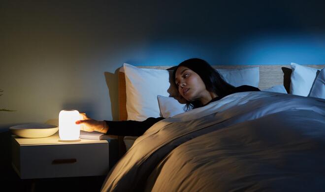 Der integrierte Akku der smarten Nachttischlampe wird per mitgelieferter Ladematte geladen.