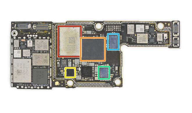 Modem und Broadband-Chip von Intel (orange) auf der Tochterplatine im iPhone Xs