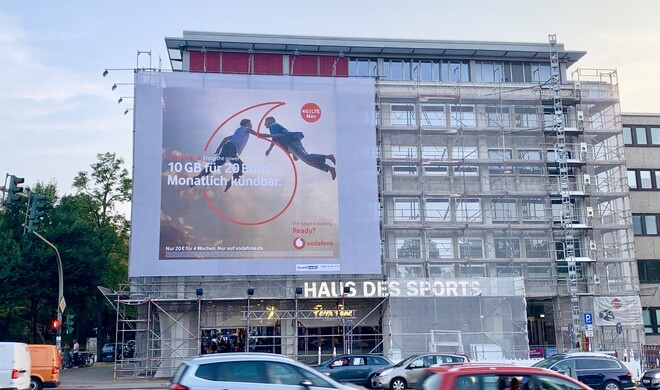 Vodafone-Werbung am Haus des Sports am Schlump in Hamburg
