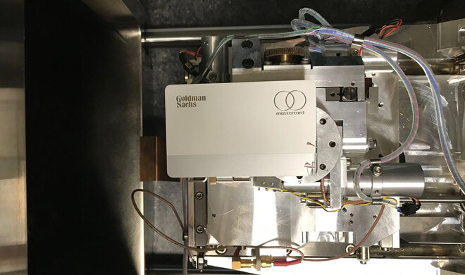 Apple Card im Elektronenmikroskop eingespannt