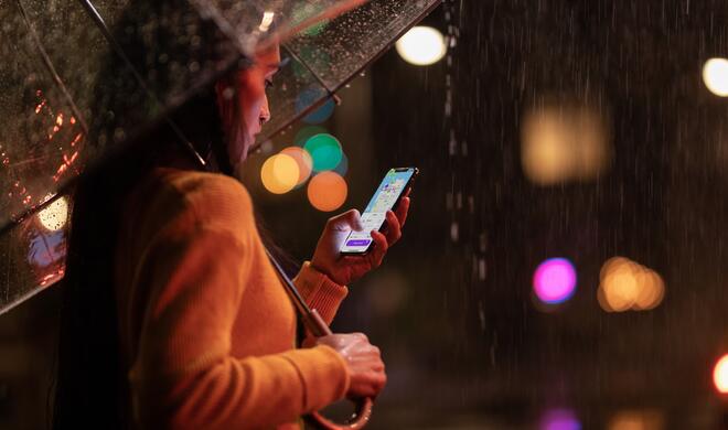 Nutzerin mit Face ID am iPhone, aber kommt Touch ID zurück?