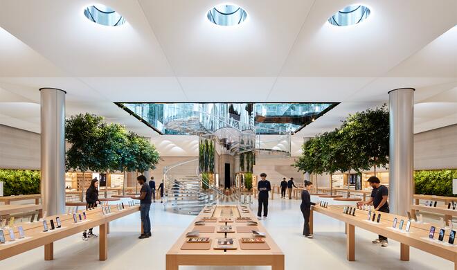 Neue Treppe aus Edelstahl und Oberlichter für natürliches Licht im Apple Store auf der 5th Avenue