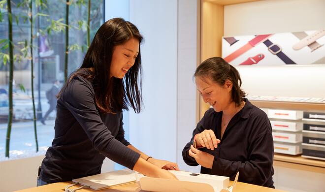 Eine der ersten Kundinnen der neuen Apple Watch Series 5