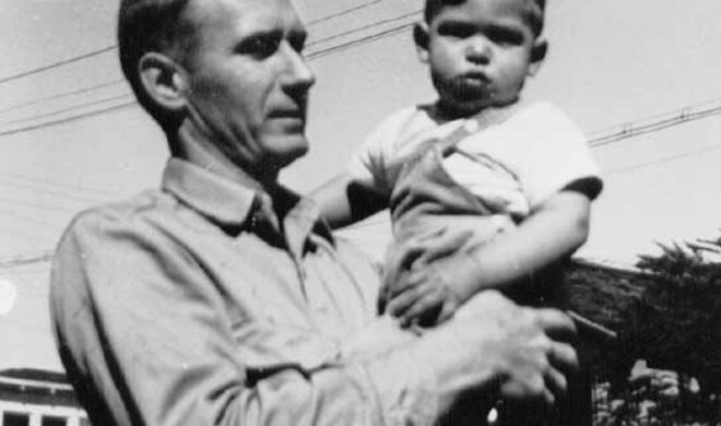 Paul Jobs und der kleine Steve im Jahr 1958