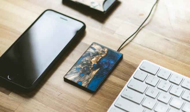 Jedes Produkt von Carved ist individuell – so auch der neue superdünne Qi-Lader.