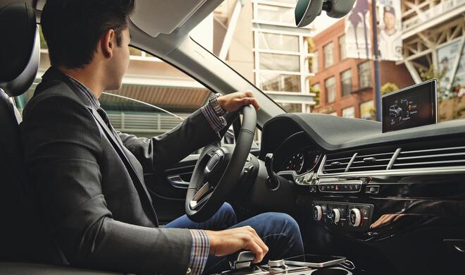 5G soll unter anderem Fahrzeuge besser vernetzen und in Zukunft auch autonomes Fahren ermöglichen.