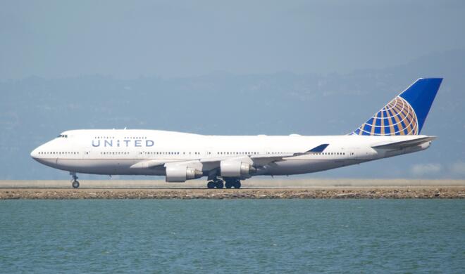 Eine Boeing 747-400 von United Airlines auf dem Rollfeld des Flughafens in San Francisco