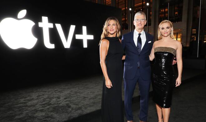Jennifer Aniston, Tim Cook und Reese Witherspoon genießen einen gemeinsamen Moment bei der weltweiten Premiere von "The Morning Show" auf dem Josie Robertson Plaza und in der David Geffen Hall des Lincoln Center for the Performing Arts in New York