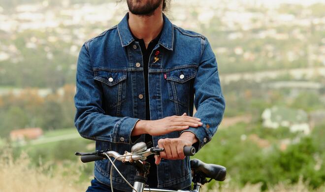 Schickes Model, smarte Jacke: In der Levi’s Trucker Jacket with Jacquard by Google steckt die neuste Version von Googles Sensor-Fasern.