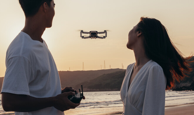 Die DJI Mavic Mini hält sicher ihre Position, wenn Sie keine Eingaben machen – Positionssensoren und Satellitennavigation seit Dank. Was sie ansonsten draufhat, verrät der Test.