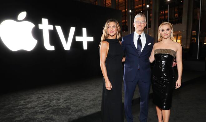 Jennifer Aniston, Tim Cook und Reese Witherspoon genießen einen gemeinsamen Moment bei der weltweiten Premiere von &quot;The Morning Show&quot; auf dem Josie Robertson Plaza und in der David Geffen Hall des Lincoln Center for the Performing Arts in New York.