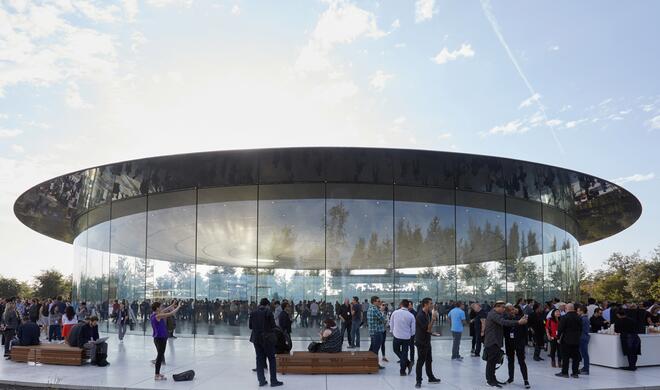 Die Gäste kommen im neu eröffneten Steve Jobs Theater im Apple Park an.