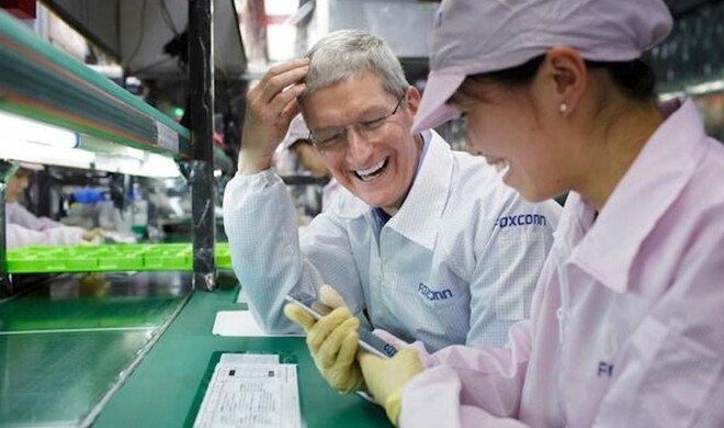 Apple-CEO Tim Cook beim Besuch einer Foxconn-Fabrik im Jahr 2014.