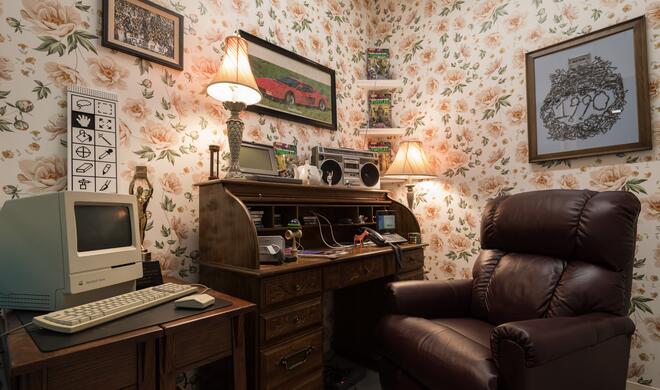 Zum Betriebsjubiläum putzt Adobe den Mac Classic von 1990 heraus, der mit seinem Schwarz-Weiß-Bildschirm nicht der typische EBV-Arbeitsplatz war.