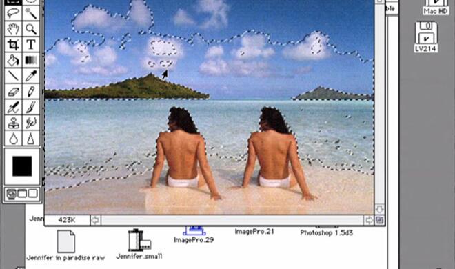 Damals eine Sensation: Photoshop 1.0 (1990) verdoppelt die badende Frau am Strand.