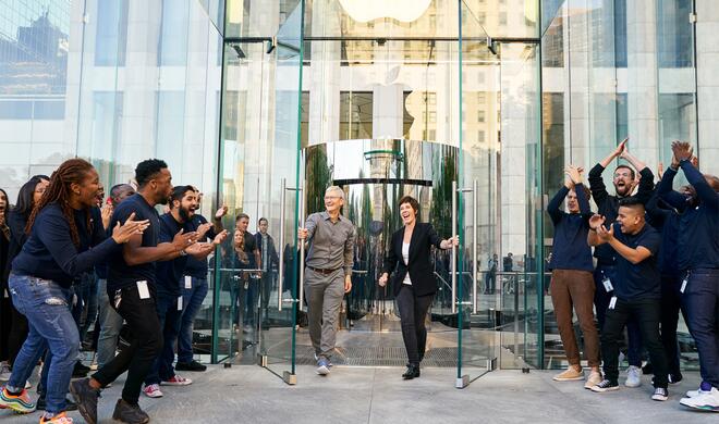 Tim Cook und Deirdre O'Brien begrüßen die ersten Besucher des neu gestalteten Apple Fifth Avenue.