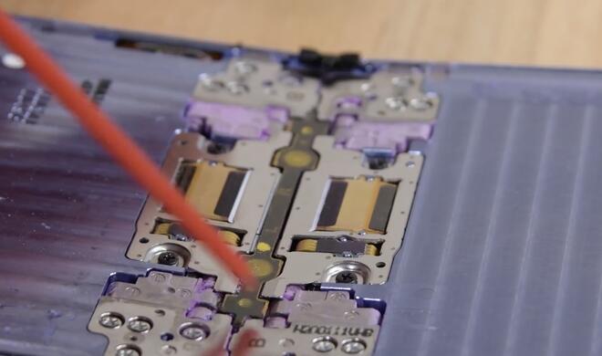 Staub im Inneren des Samsung Galaxy Z Flip