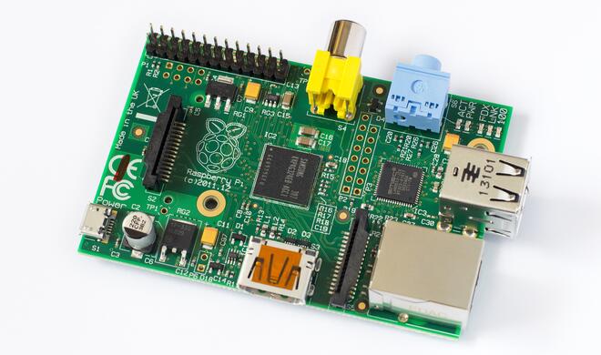 Der Raspberry Pi 1 Model B ist das erste Modell vom Raspberry Pi, das man kaufen konnte. Der Raspberry Pi kam im Februar 2012 auf den Markt mit 256 Megabyte RAM – ab Oktober 2012 mit 512 MB RAM. Ethernet, zwei USB und HDMI sowie eine 3,5 mm-Audio-Klinke sind vorhanden. Sein Prozessor ist ein ARM11-Chip (ARMv6) und eine Videocore 4 GPU zusammengefasst im SoC Broadcom BCM2835 mit 700 Megahertz.