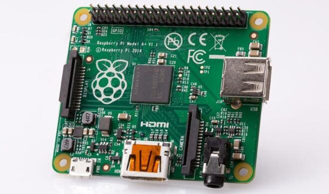 2014 wurde der Pi 1 Model A ergänzt durch den Raspberry Pi 1 Model A+. Dem A-Plus-Modell fehlt auch Ethernet, bietet aber den neuen 40-poligen GPIO zur Steuerung von Schaltungen. Zudem ist die Platine 20 Millimeter kompakter mit Abmessungen von 65 mal 56 Millimetern.