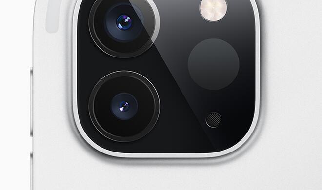 Kaum vorstellbar, aber das erste iPad kam ohne Kamera. Schon das erste iPhone hatte ein 2-Megapixel-Kamera, aber beim iPad hatte erst das zweite Modell ab 2011 eine FaceTime-Kamera (VGA) und eine Systemkamera (720p). Das aktuelle iPad Pro der 4. Generation wartet mit einem kombinierten 10-und-12-Megapixel-Kamerasystem auf, der von einem LiDAR-Scanner für AR-Anwendungen begleitet wird.