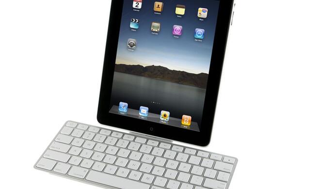 Für das erste iPad gab es ein Tastatur-Dock, bei dem das iPad im Hochformat aufgestellt wurde. Das Apple iPad Keyboard Dock wurde im April 2010 als Zubehör nachgereicht und zeigte schon vor zehn Jahren, dass Apple nicht recht wusste, ob das iPad nun mobil oder stationär eine bessere Figur abgeben sollte.