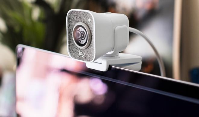 Die Streamcam lässt sich ganz einfach am Display eines iMacs aber auch eines MacBooks befestigen.