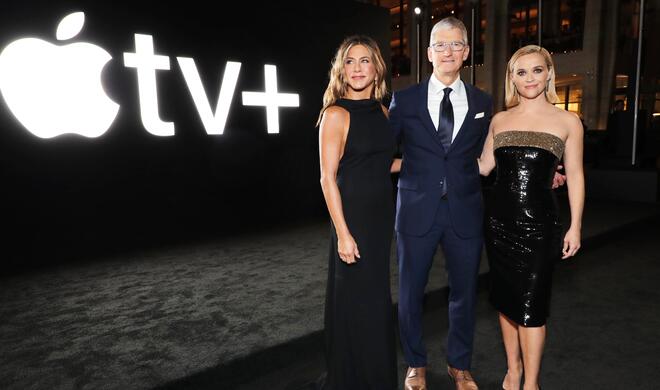 Jennifer Aniston, Tim Cook und Reese Witherspoon genießen einen gemeinsamen Moment bei der weltweiten Premiere von &quot;The Morning Show&quot; auf dem Josie Robertson Plaza und in der David Geffen Hall des Lincoln Center for the Performing Arts in New York.