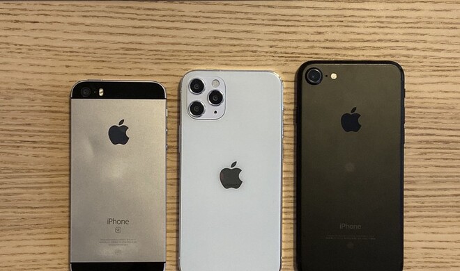 Ganz rechts ist ein iPhone 7 zu sehen, welches identische Maße zum iPhone SE 2020 besitzt.