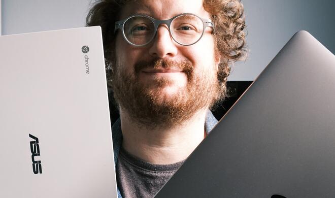 Qual der Wahl: Autor Stefan Molz mit seinem Asus Chromebook Flip C436 und seinem MacBook Pro.