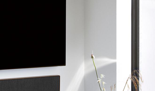 Bei der „klassischen Methode“ lässt sich die Beosound Stage unter dem Fernseher an der Wand festschrauben.