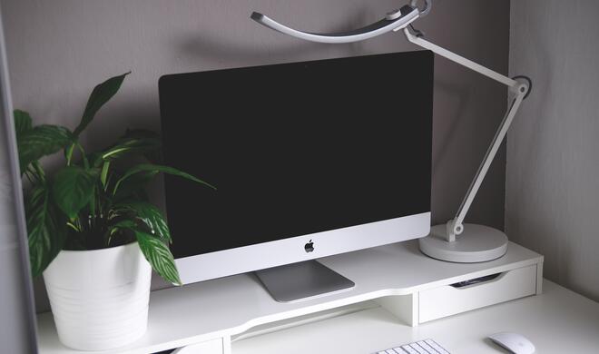 Der neue iMac ist äußerlich unverändert. Das Design mag zeitlos sein, doch spätestens mit dem Wechsel auf Apple Silicon sollte Apple auch das Gehäuse überarbeiten – siehe etwa die dicken „Trauerränder“ rund um das eigentliche Display.