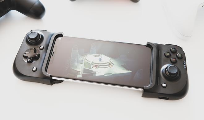 Das Konstrukt aus iPhone und Kishi ist einer Nintendo Switch nicht unähnlich – Spiele für die Nintendo-Konsole laufen auf dem iPhone aber natürlich nicht.